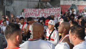 Torcida do São Paulo protesta antes da partida contra Ceará, pelo Campeonato Brasileiro