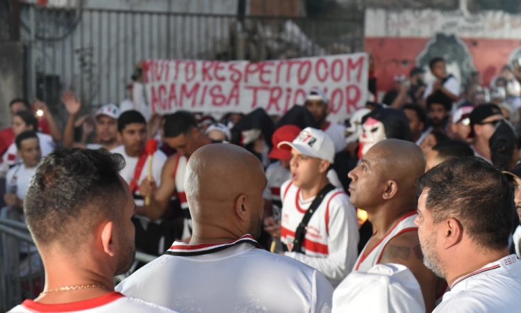 Torcida do São Paulo protesta antes da partida contra Ceará, pelo Campeonato Brasileiro