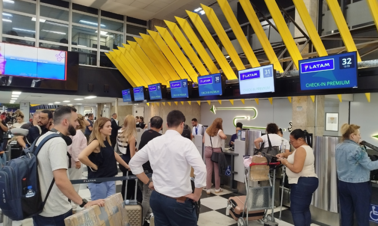 Movimentação de passageiros no saguão do Aeroporto de Congonhas, na zona sul da cidade de São Paulo, no início da tarde desta terça-feira, 30 de setembro de 2025