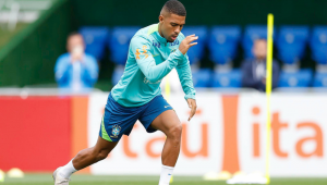 Samuel Lino durante treinamento pela seleção na Granja Comary