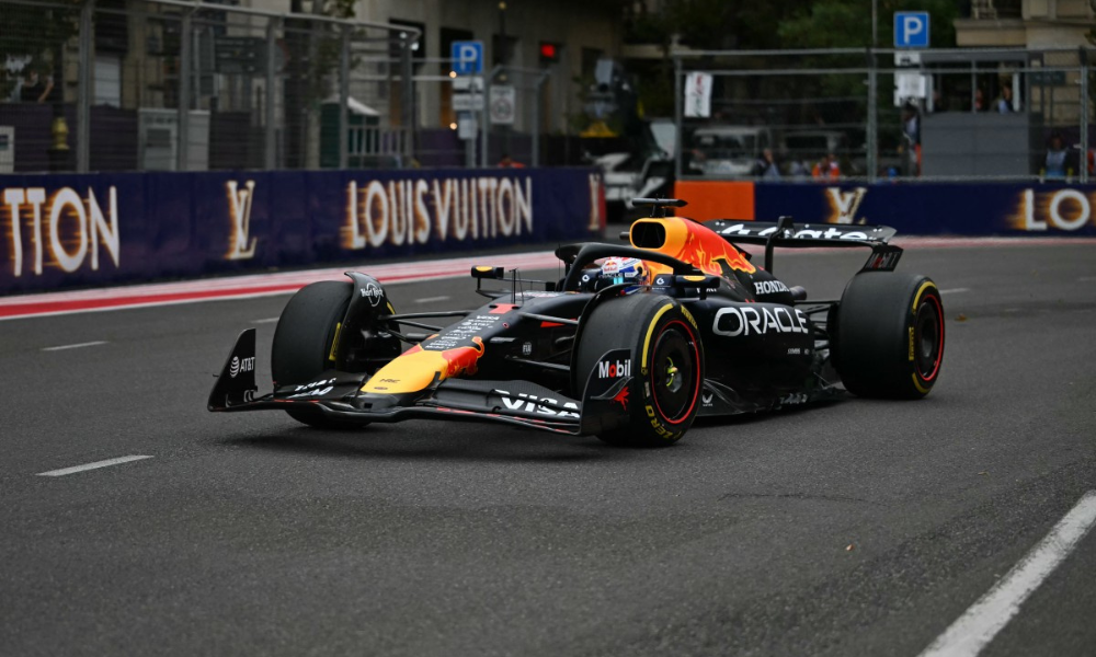 Verstappen supera Sainz em dia caótico no Azerbaijão e larga na pole; Bortoleto sai em 13º