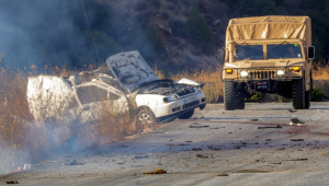 Veículo Humvee do exército libanês é fotografado no local de um ataque israelense a um veículo na estrada Khardali, na área de Marjayoun, no sul do Líbano