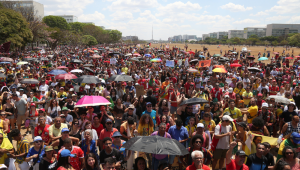 Manifestantes se reúnem no gramado da Esplanada dos Ministérios, em Brasília