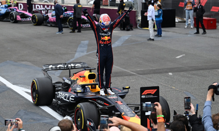 Max Verstappen comemora vitória no GP do Azerbaijão, em Baku