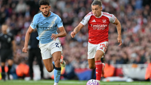 Leandro Trossard compete com Matheus Nunes, durante partida entre Arsenal e Manchester City, no Emirates Stadium, em Londres