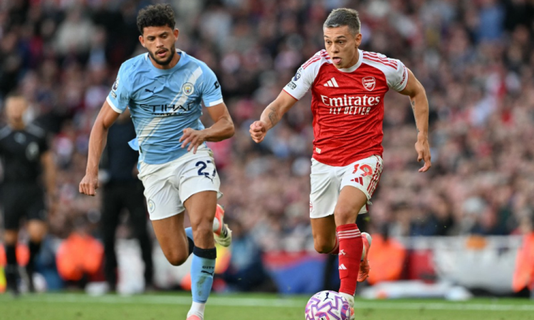 Leandro Trossard compete com Matheus Nunes, durante partida entre Arsenal e Manchester City, no Emirates Stadium, em Londres