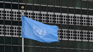 Uma bandeira das Nações Unidas tremula do lado de fora da sede da ONU em Nova York, EUA, em 21 de setembro de 2025. Austrália, Canadá e Grã-Bretanha reconheceram formalmente o estado da Palestina, anunciaram os respectivos primeiros-ministros dos países em 21 de setembro de 2025. (Reino Unido, Nova York) EFE/EPA/LUKAS COCH AUSTRÁLIA E NOVA ZELÂNDIA FORA