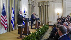 O presidente dos Estados Unidos, Donald Trump (D), e o primeiro-ministro de Israel, Benjamin Netanyahu (E), participam de uma coletiva de imprensa conjunta no Salão de Jantar de Estado da Casa Branca, em Washington