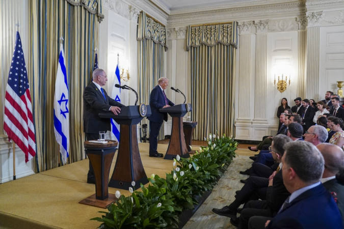 O presidente dos Estados Unidos, Donald Trump (D), e o primeiro-ministro de Israel, Benjamin Netanyahu (E), participam de uma coletiva de imprensa conjunta no Salão de Jantar de Estado da Casa Branca, em Washington