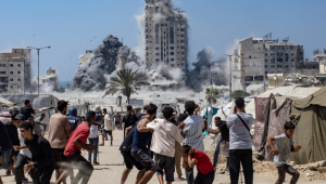 Palestinos reagiram ao humor que se levantou da Torre Mushtaha após um ataque aéreo israelense no oeste da cidade de Gaza, Franja de Gaza, em 5 de setembro de 2025. Mais de 64.000 palestinos foram mortos na Franja de Gaza desde outubro de 2023, segundo o Ministério da Saúde da Palestina, e perto de 1.200 israelenses foram mortos desde o lançamento de uma campanha militar israelense em resposta a um ataque transfronteiriço do Hamás em 7 de outubro de 2023. EFE/HAITHAM IMAD