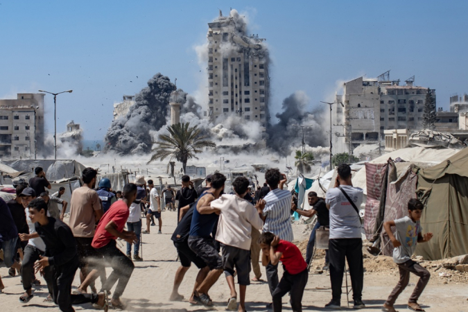 Palestinos reagiram ao humor que se levantou da Torre Mushtaha após um ataque aéreo israelense no oeste da cidade de Gaza, Franja de Gaza, em 5 de setembro de 2025. Mais de 64.000 palestinos foram mortos na Franja de Gaza desde outubro de 2023, segundo o Ministério da Saúde da Palestina, e perto de 1.200 israelenses foram mortos desde o lançamento de uma campanha militar israelense em resposta a um ataque transfronteiriço do Hamás em 7 de outubro de 2023. EFE/HAITHAM IMAD