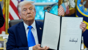 O presidente norte-americano Donald J. Trump exibe uma ordem executiva assinada que autoriza o novo Trump Gold Card, um programa de visto a ser supervisionado pelo secretário de Comércio "que facilitará a entrada de estrangeiros que demonstrarem capacidade e interesse em promover os interesses dos Estados Unidos