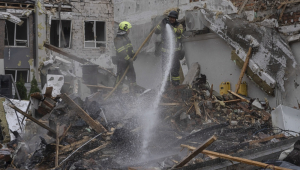 Equipes de resgate trabalham entre os escombros após um ataque russo a uma área residencial em Kiev, Ucrânia, em 28 de setembro de 2025, em meio à invasão russa. A Rússia lançou um ataque noturno em larga escala em toda a Ucrânia usando quase 500 drones e 40 mísseis, matando pelo menos quatro pessoas e ferindo dezenas, de acordo com o Serviço de Emergência do Estado. (Rússia, Ucrânia, Kiev) EFE/EPA/STRINGER