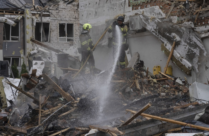 Equipes de resgate trabalham entre os escombros após um ataque russo a uma área residencial em Kiev, Ucrânia, em 28 de setembro de 2025, em meio à invasão russa. A Rússia lançou um ataque noturno em larga escala em toda a Ucrânia usando quase 500 drones e 40 mísseis, matando pelo menos quatro pessoas e ferindo dezenas, de acordo com o Serviço de Emergência do Estado. (Rússia, Ucrânia, Kiev) EFE/EPA/STRINGER