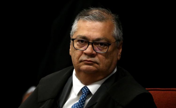 Advogado de Mauro Cid elogia ministros do STF; Dino reage em tom de brincadeira
