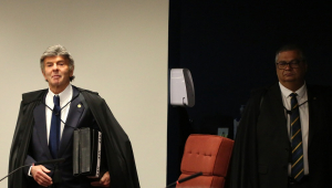 Luiz Fux e Flávio Dino (d), ministros do Supremo Tribunal Federal, durante julgamento contra o ex- presidente Jair Bolsonaro (PL) e mais sete réus