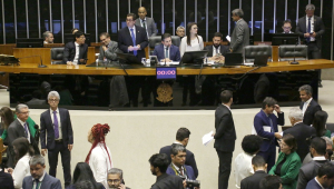 O presidente da Câmara dos Deputados, Hugo Motta (Republicanos-PB), inicia sessão para votação da "PEC da Blindagem"