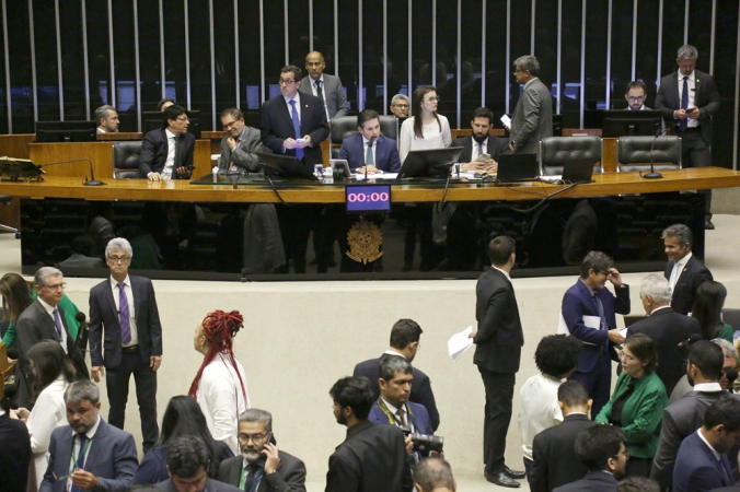 O presidente da Câmara dos Deputados, Hugo Motta (Republicanos-PB), inicia sessão para votação da
