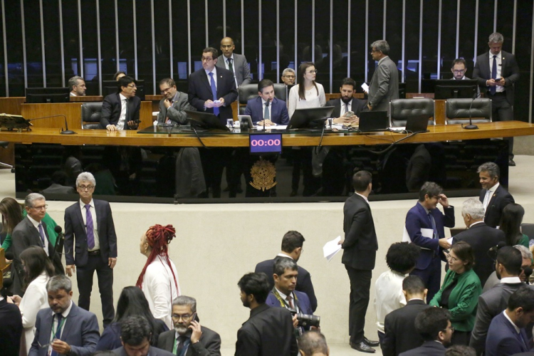 Governo federal enfrenta resistência no Congresso para aprovar isenção do IR