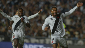 Paulo Henrique, do Vasco, comemora após marcar gol na partida entre Vasco e Cruzeiro