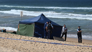 Polícia se reúne no local de ataque fatal de tubarão em Long Reef Beach, na Austrália