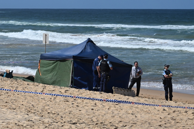 Polícia se reúne no local de ataque fatal de tubarão em Long Reef Beach, na Austrália