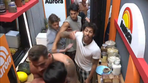Wallas é contido enquanto discute de maneira áspera com Shia (de camiseta branca) durante festa na sede de "A Fazenda"