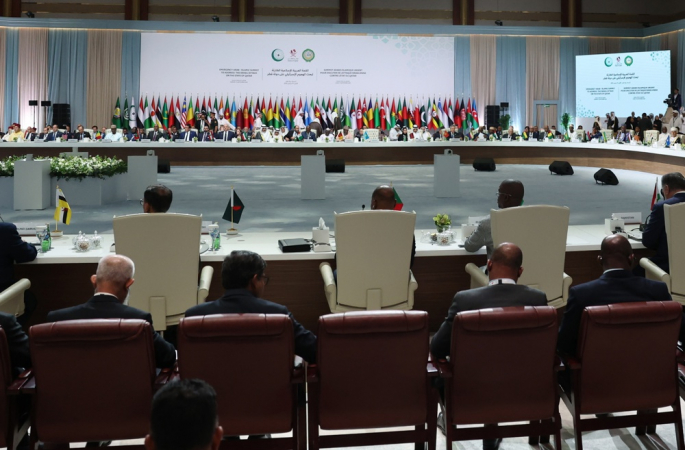 Líderes durante a abertura da cúpula árabe-islâmica de emergência para discutir o ataque israelense ao Catar, em Doha