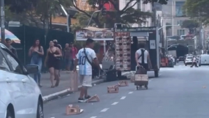 Fllanelinha coloca caixotes para bloquear vagas em ria de São Paulo