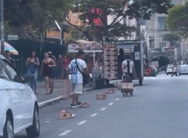 Fllanelinha coloca caixotes para bloquear vagas em ria de São Paulo