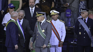 Lula cumprimenta os comandantes das Forças Armadas no desfile de 7 de Setembro