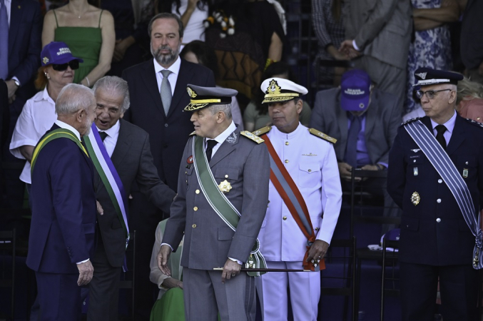 Lula cumprimenta os comandantes das Forças Armadas no desfile de 7 de Setembro