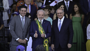 Hugo Motta acompanha o desfile de 7 de Setembro em Brasília ao lado de Lula e Geraldo Alckmin