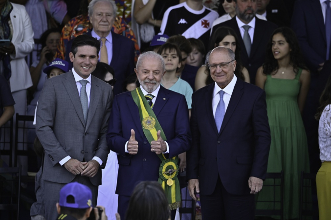 Hugo Motta acompanha o desfile de 7 de Setembro em Brasília ao lado de Lula e Geraldo Alckmin