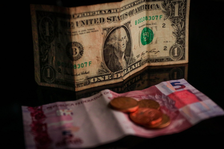 Dólar dispara e fecha acima de R$ 5,50 com temor fiscal e nova tensão entre EUA e China; Bolsa cai