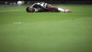 Vitinho sente dores durante a partida entre Corinthians x Mirassol