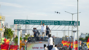 Comício do ator Vijay, estrela do cinema indiano, atrai milhares de pessoas