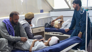 Afegãos feridos recebem tratamento em um hospital após um terremoto em Jalalabad, no Afeganistão, em 1º de setembro de 2025. Nove pessoas morreram quando um terremoto de magnitude 6,0 e um poderoso tremor secundário abalaram o leste do Afeganistão, informou o governo provincial de Nangarhar em 1º de setembro. (Foto de Aimal ZAHIR / AFP)