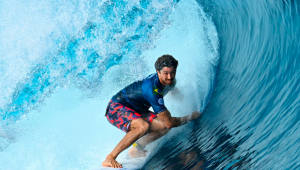 O surfista brasileiro Yago Dora compete nas oitavas de final masculina da competição de surfe Shiseido Tahiti Pro contra o surfista sul-africano Jordy Smith, em Teahupo'o, na ilha do Taiti, na Polinésia Francesa, em 30 de maio de 2024. Teahupo'o sediará o evento de surfe dos Jogos Olímpicos de Paris 2024. (Foto de JEROME BROUILLET / AFP) Conteúdo relacionado