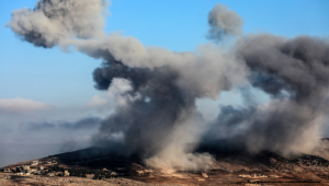 Nuvens de fumaça sobem após um ataque israelense na colina de Ain el-Taher, na vila de Nabatiyeh al-Faouqa, no sul do Líbano, em 31 de agosto de 2025. (Foto de Rabih DAHER)