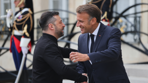 O presidente francês, Emmanuel Macron, cumprimenta o presidente ucraniano, Volodymyr Zelensky (E), em sua chegada para participar da Cúpula da Coalizão dos Dispostos, no Palácio do Eliseu, em Paris, em 4 de setembro de 2025. Líderes europeus e o presidente ucraniano, Volodymyr Zelensky, se encontram em Paris em 4 de setembro de 2025, em um novo esforço para pressionar o presidente russo, Vladimir Putin, após ele ter prometido que a Rússia continuará lutando na Ucrânia se nenhum acordo de paz for alcançado. (Foto de Ludovic MARIN / AFP)