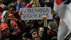 Manifestantes participam de protesto no vão livre do Museu de Arte de São Paulo (MASP), na Avenida Paulista, região central da capital, nesta quinta-feira, 10 de julho de 2025, contra o avanço da agenda neoliberal imposta pela maioria conservadora do Congresso Nacional, pela taxação das grandes fortunas, das empresas de Bets, pela isenção do Imposto de Renda para quem ganha até R$ 5 mil reais, pelo fim da escala 6x1, pela soberania nacional diante dos EUA, entre outras pautas progressistas. A manifestação foi articulada pelas frentes Brasil Popular, Povo Sem Medo, com adesão de centrais sindicais, partidos de esquerda e coletivos da juventude. 10/07/2025 - Foto: TABA BENEDICTO/ESTADÃO CONTEÚDO