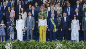 A plateia nas arquibancadas do desfile da Independência em Brasília entoou o grito de "sem anistia" minutos após a chegada do presidente da Câmara, Hugo Motta (Republicanos-PB), na tribuna de honra montada na Esplanada.
