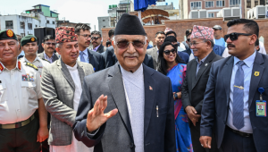 ) O primeiro-ministro do Nepal, KP Sharma Oli (C), chega para prestar homenagem às vítimas do terremoto de 2015, que marcou seu 10º aniversário em Katmandu, em 25 de abril de 2025. O primeiro-ministro do Nepal, KP Sharma Oli, renunciou em 9 de setembro de 2025, um dia após uma das repressões mais mortais contra manifestantes em anos, que deixou pelo menos 19 mortos. (Foto de PRAKASH MATHEMA / AFP)