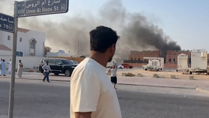 Esta captura de tela, tirada de uma filmagem da AFPTV, mostra um homem observando a fumaça subindo após as explosões na capital de Doha, Catar, em 9 de setembro de 2025. Um oficial militar israelense disse à AFP que os militares realizaram ataques aéreos em Doha em 9 de setembro, em uma operação que teve como alvo líderes seniores do grupo militante palestino Hamas. (Foto de Jacqueline PENNEY / AFPTV / AFP)