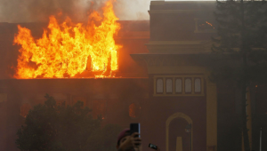 IMAGEM PRINCIPAL - Fumaça sai da Casa Presidencial em chamas, incendiada por manifestantes em Katmandu em 9 de setembro de 2025, um dia após a repressão policial a manifestações contra a proibição de redes sociais e a corrupção governamental. O presidente do Nepal apelou à unidade nacional em 9 de setembro, após dois dias de protestos violentos, incluindo manifestações contra a proibição governamental de redes sociais, que forçou a renúncia do primeiro-ministro e deixou pelo menos 19 mortos. (Foto de Prabin RANABHAT / AFP)
