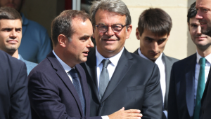 O recém-nomeado primeiro-ministro francês e ex-ministro das Forças Armadas, Sébastien Lecornu (E), é visto com o político francês e conselheiro regional de Île-de-France, Thierry Solère (C), após a cerimônia de entrega no Hotel Matignon, em Paris, em 10 de setembro de 2025. Em 9 de setembro de 2025, o presidente francês nomeou o ministro da Defesa e seu aliado próximo, Sébastien Lecornu, como o novo primeiro-ministro para resolver uma crise política cada vez mais profunda, enquanto os protestos começavam no mesmo dia em toda a França. (Foto de Ludovic MARIN / AFP)