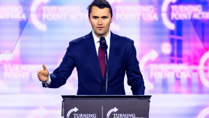 O ativista de direita americano Charlie Kirk discursa no palco do America Fest 2024 em Phoenix, Arizona, em 22 de dezembro de 2024. O jovem ativista de direita e influenciador Charlie Kirk, um importante aliado do presidente Donald Trump, foi morto a tiros em 10 de setembro de 2025, em um assassinato que gerou temores de mais violência política em um Estados Unidos cada vez mais agitado. Trump confirmou nas redes sociais que Kirk, de 31 anos, morreu em decorrência dos ferimentos. (Foto de JOSH EDELSON / AFP)