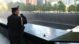 Um bombeiro faz saudação durante o toque do sino na Piscina da Torre Sul, em 11 de setembro de 2025, no memorial da torre sul do Memorial e Museu Nacional do 11 de Setembro, no 24º aniversário dos ataques de 11 de setembro em Nova York, em 11 de setembro de 2025. Nova York marcou na quinta-feira os devastadores ataques de 11 de setembro de 2001, 24 anos após os sequestros de aviões que ceifaram quase 3.000 vidas e mudaram para sempre os Estados Unidos. (Foto de TIMOTHY A. CLARY / AFP) Conteúdo relacionado