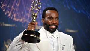 Emmy 2025: Tramell Tillman, de ‘Ruptura’, faz história como primeiro ator negro a vencer categoria